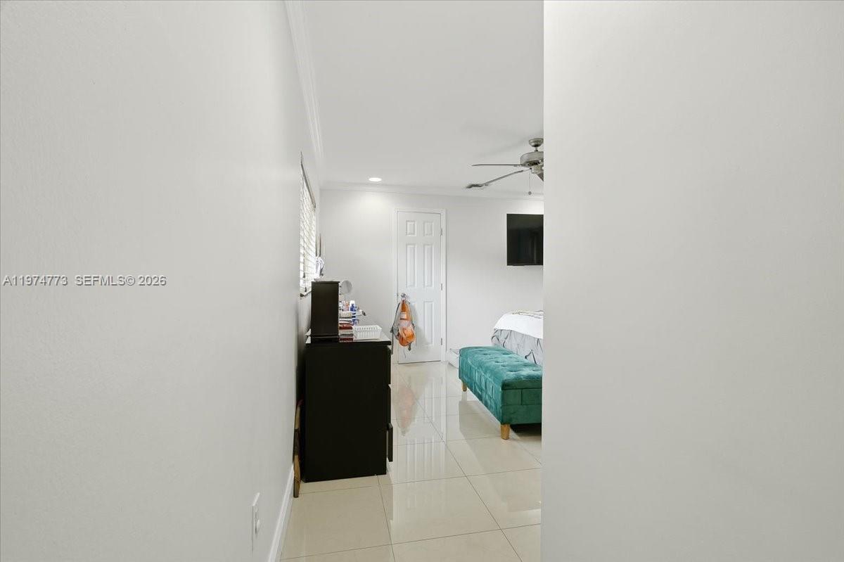 HOLLYWOOD HILLS - Residential