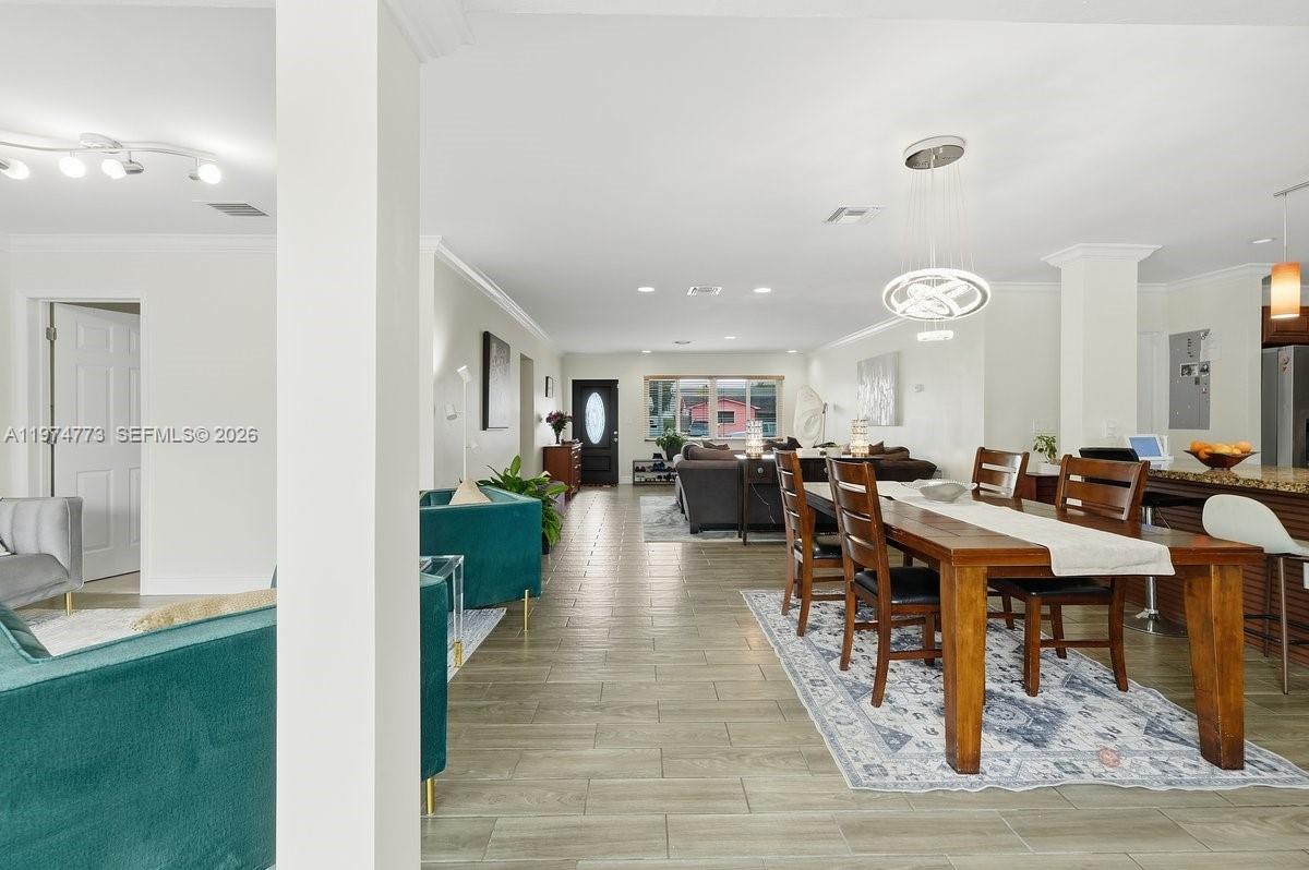 HOLLYWOOD HILLS - Residential