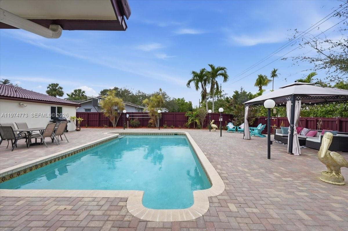 HOLLYWOOD HILLS - Residential