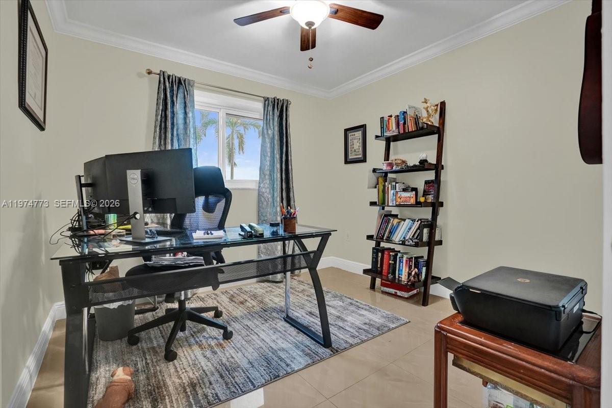 HOLLYWOOD HILLS - Residential