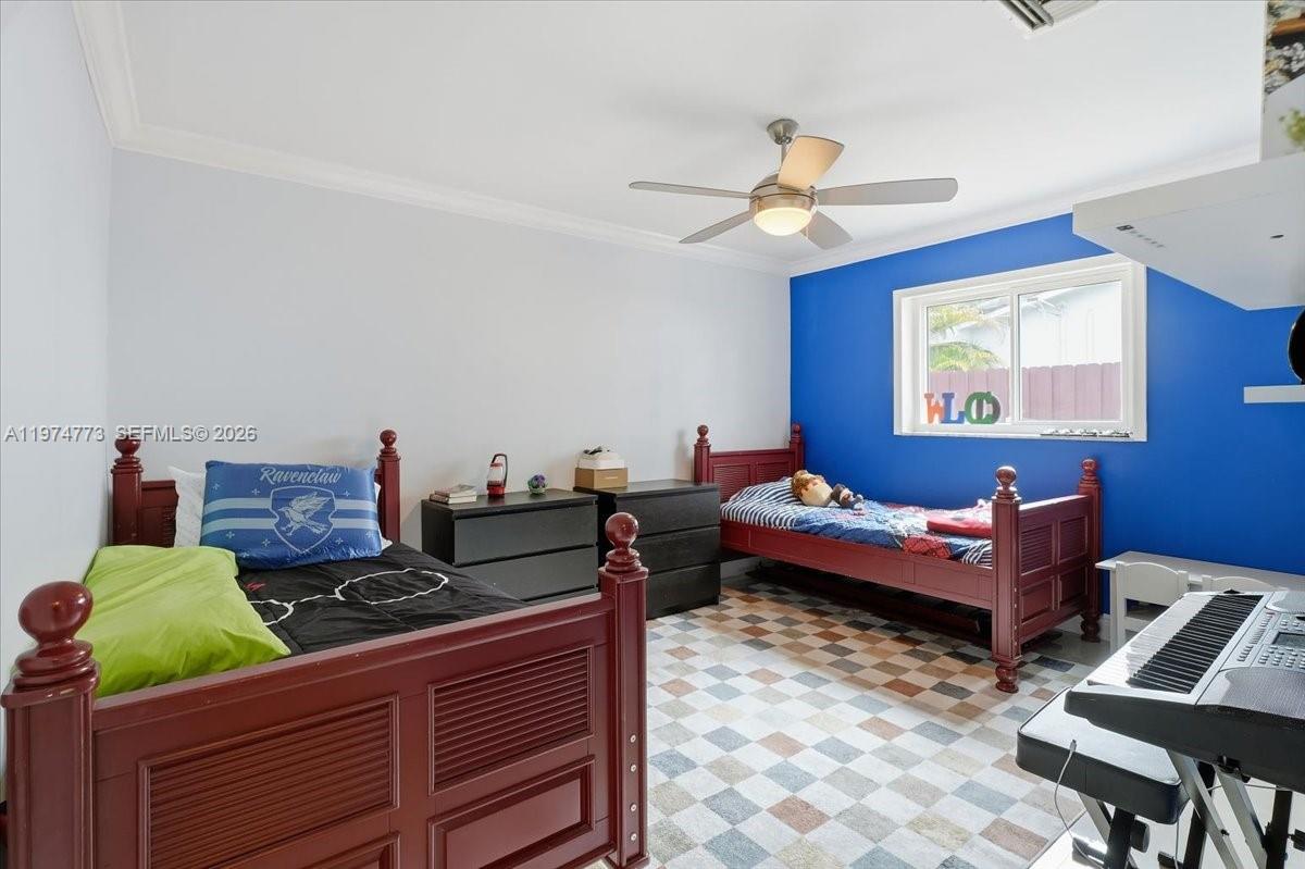 HOLLYWOOD HILLS - Residential