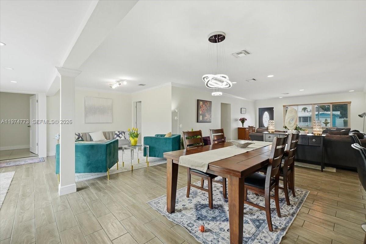 HOLLYWOOD HILLS - Residential