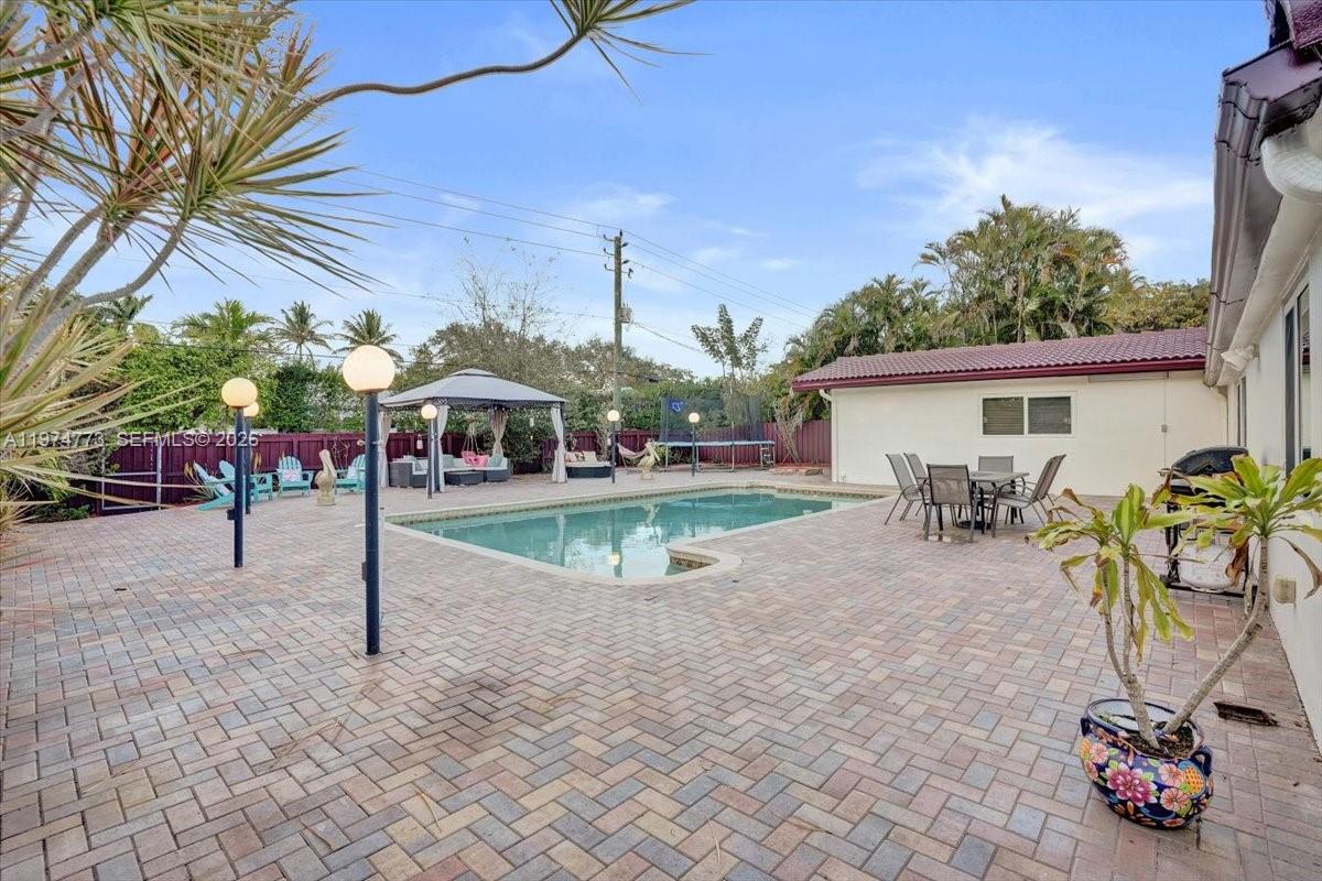 HOLLYWOOD HILLS - Residential