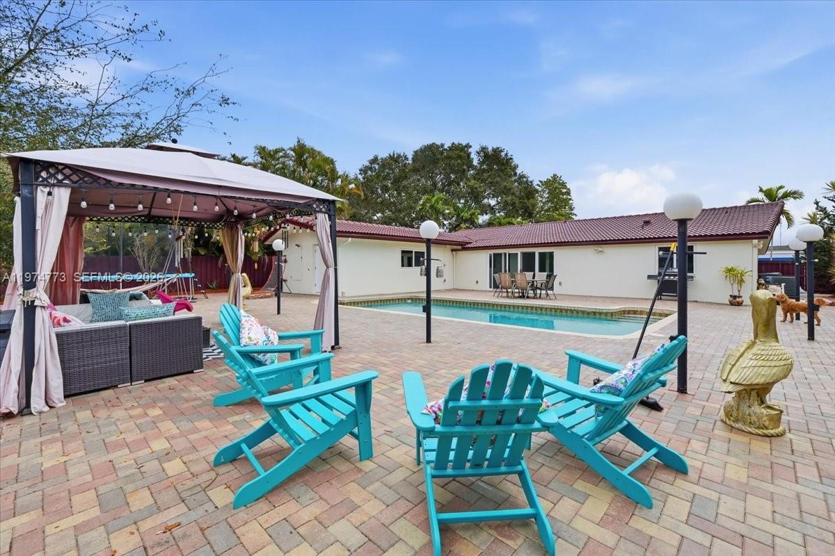 HOLLYWOOD HILLS - Residential