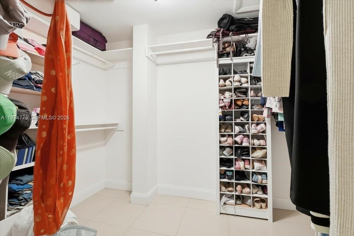 HOLLYWOOD HILLS - Residential