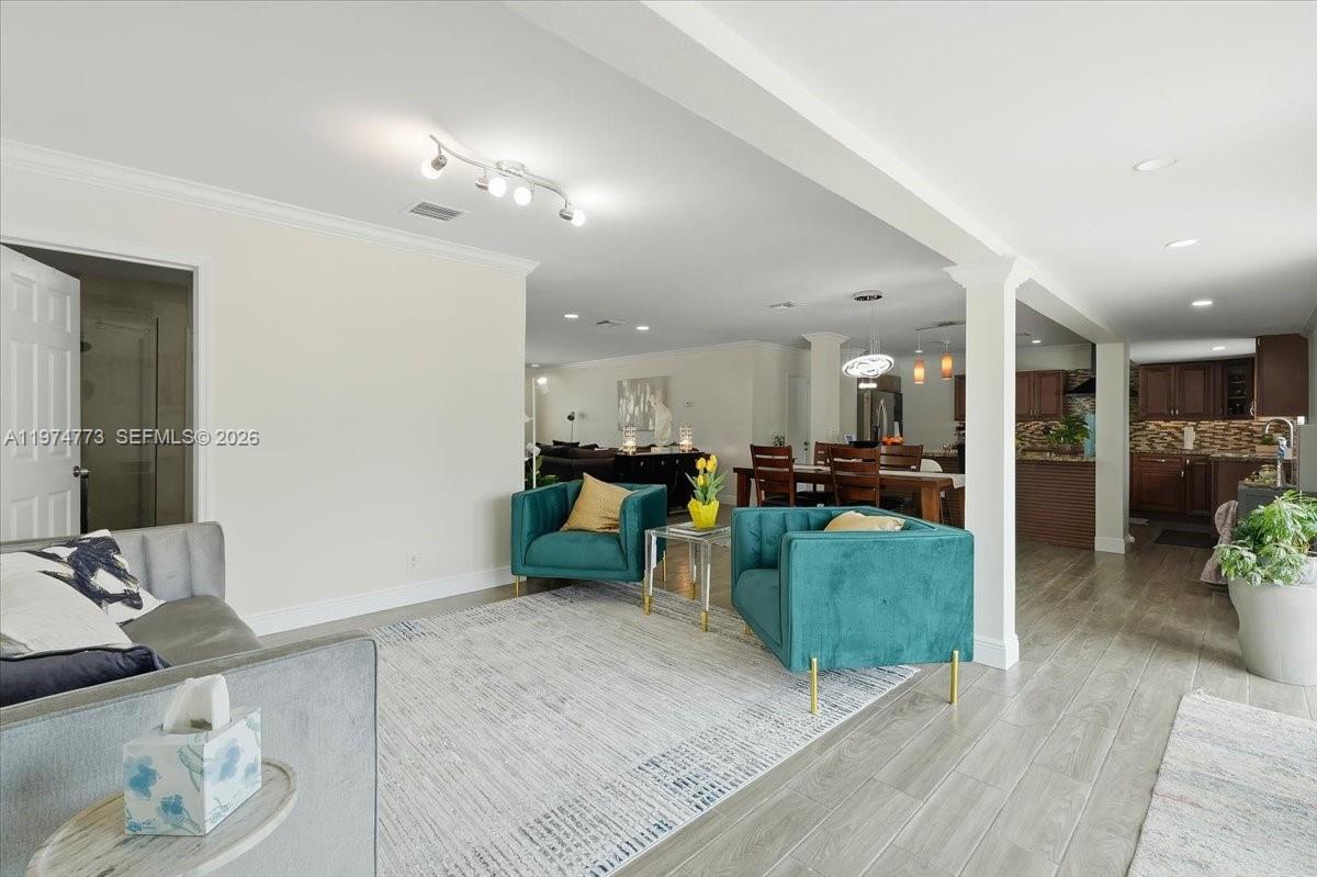 HOLLYWOOD HILLS - Residential