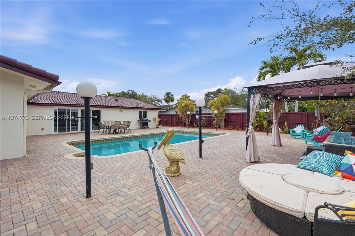 HOLLYWOOD HILLS - Residential