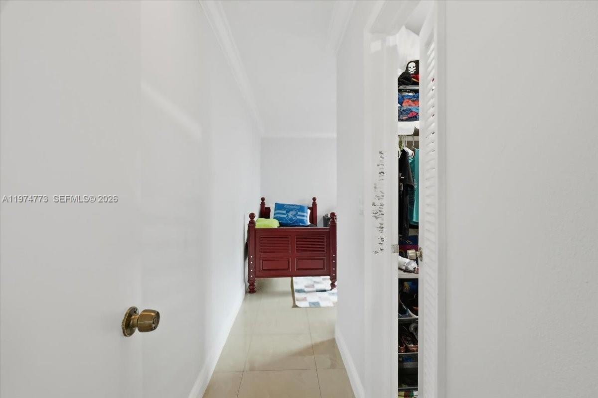 HOLLYWOOD HILLS - Residential