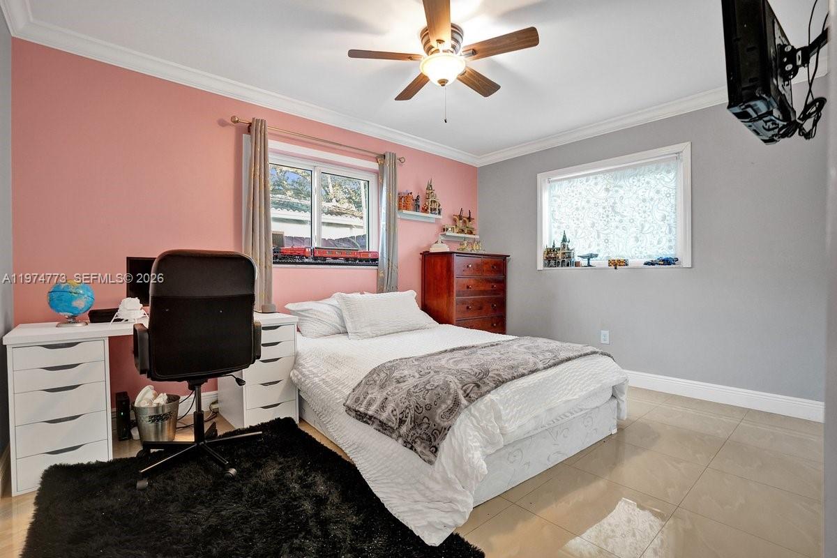 HOLLYWOOD HILLS - Residential