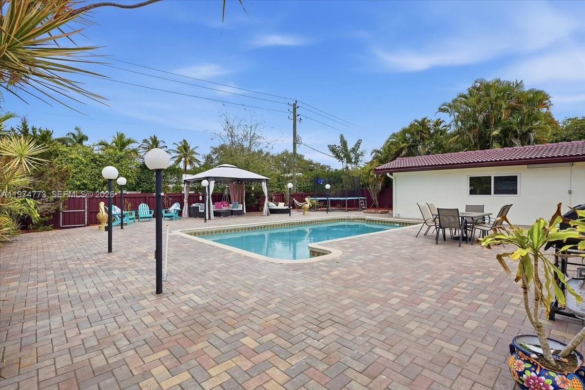 HOLLYWOOD HILLS - Residential