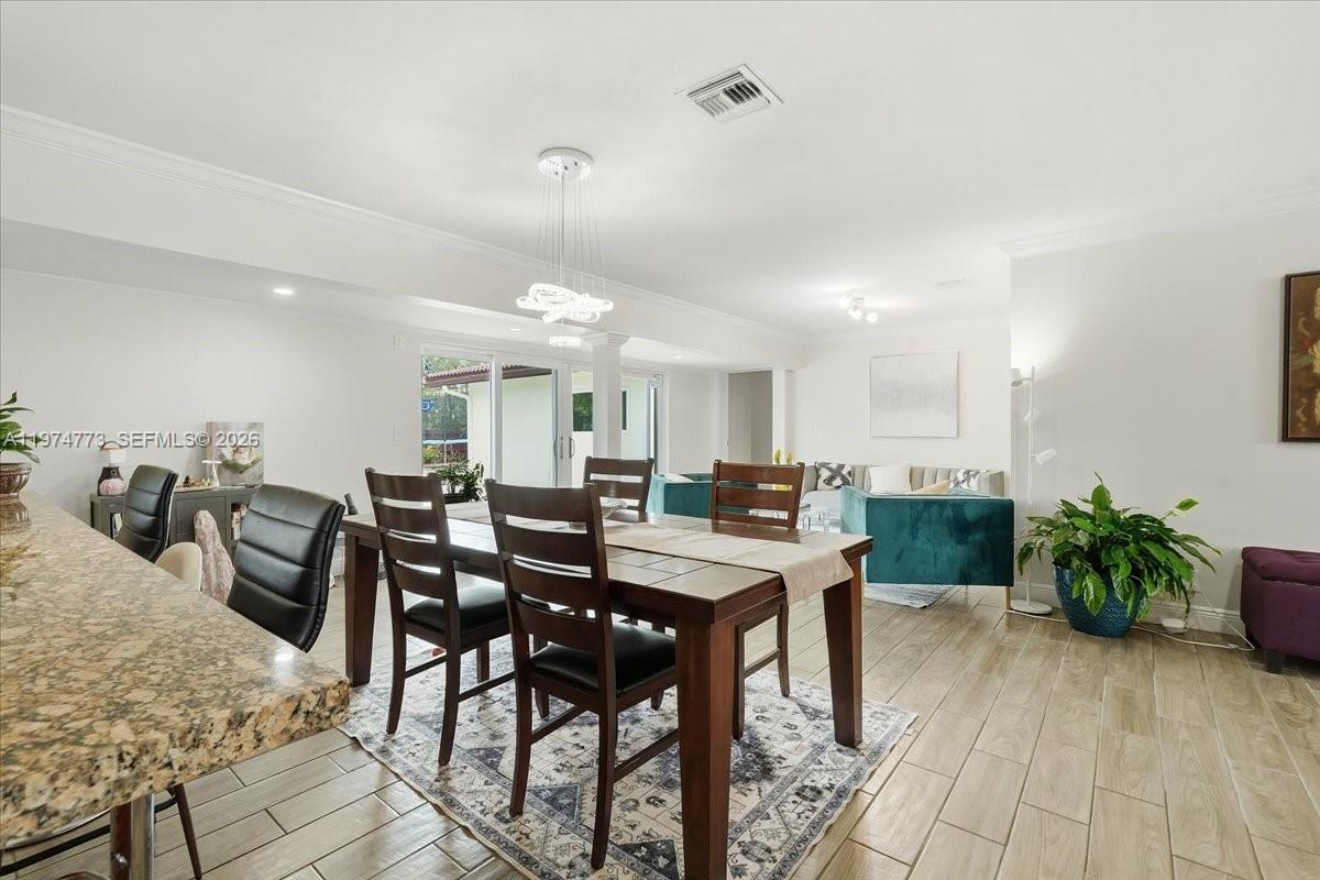 HOLLYWOOD HILLS - Residential