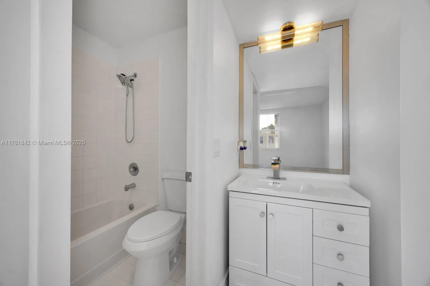 Miami, Florida 33126, United States, 3 Bedrooms Bedrooms, ,3 BathroomsBathrooms,Residential,Active,107338