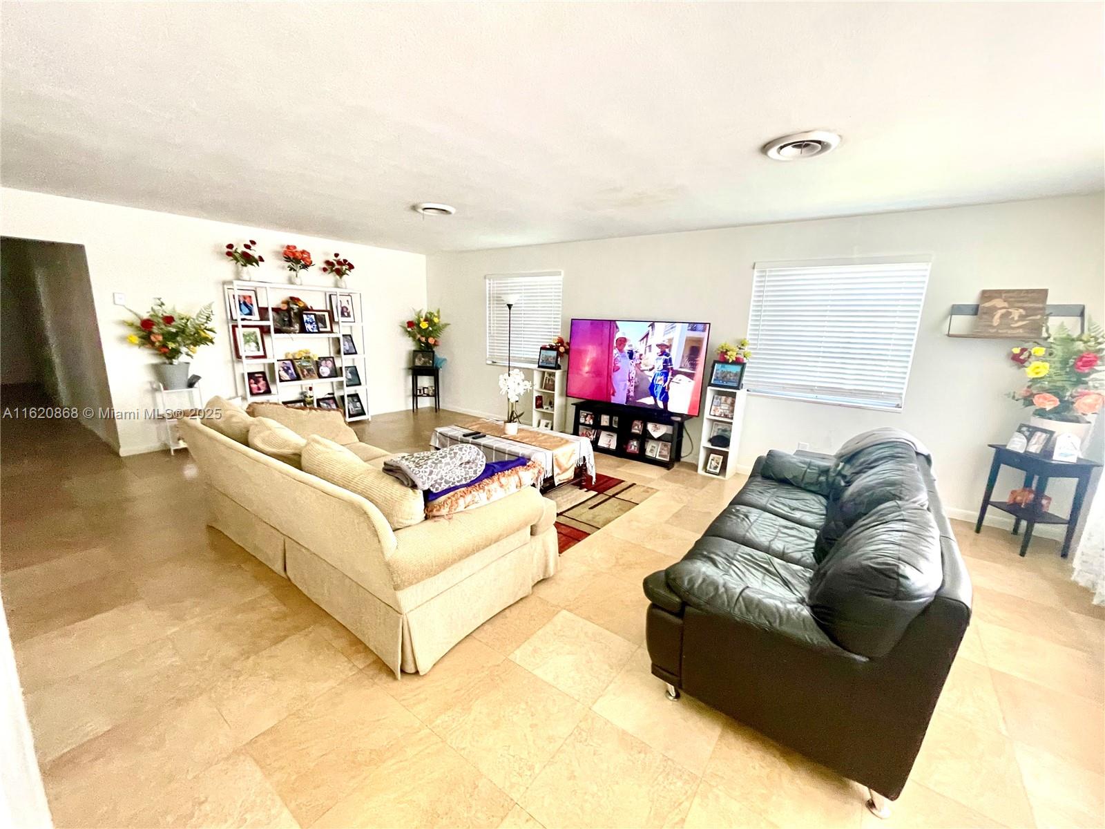 HOLLYWOOD HILLS - Residential