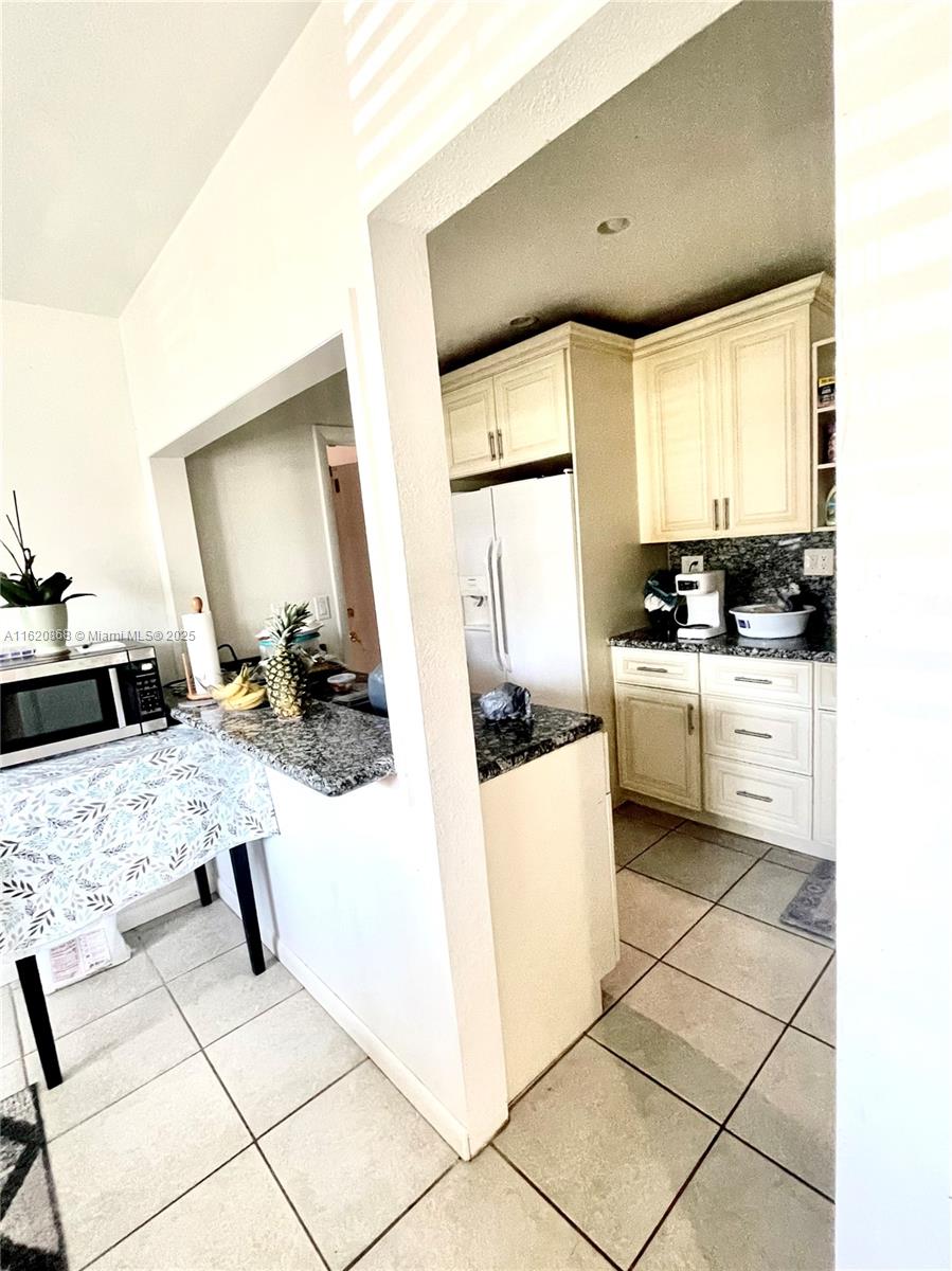 HOLLYWOOD HILLS - Residential