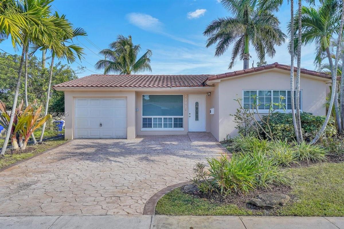 Beautiful 3BR/2.5 BA pool house in the heart of Hollywood. Fully updated and Newly Remodeled bathrooms with spacious bedrooms. Relax by the pool or entertain in the comfortable outdoor space. Ideal location, minutes away from the beach, shopping centers, houses of worship, farmers market, I-95, T.Y. park, schools, and entertainment and more.