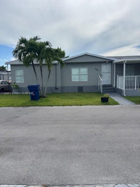 Property located on the corner lot with a perfect location of the unit on the lot (#580), allowing for parking both on the street located to the north of the property and on the street located at the east of the property. For a low maintenance cost, you can enjoy multiple swimming pools, basketball and tennis courts, and children's playgrounds, in additional to security, you will have water, sewer and underground utilities. you can have parking for boats and recreational vehicles. AC is 4 years old and roof three years old.
