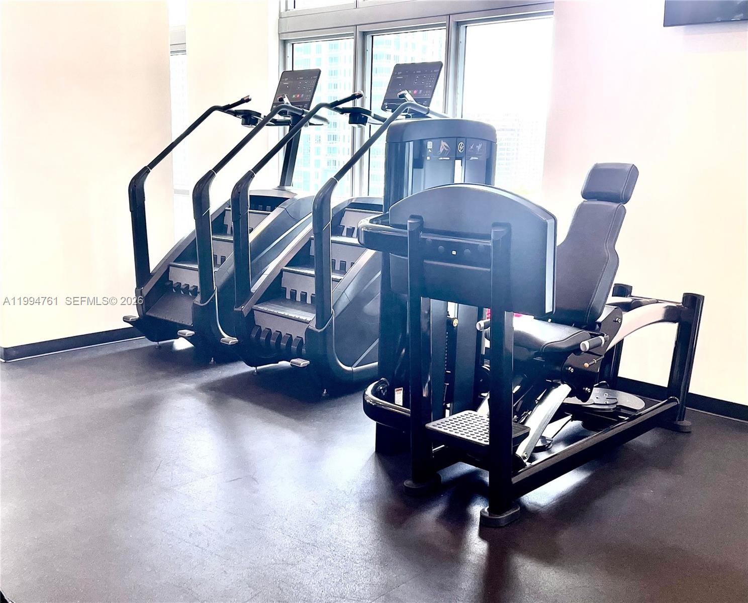 MET 1 CONDO - Residential Lease