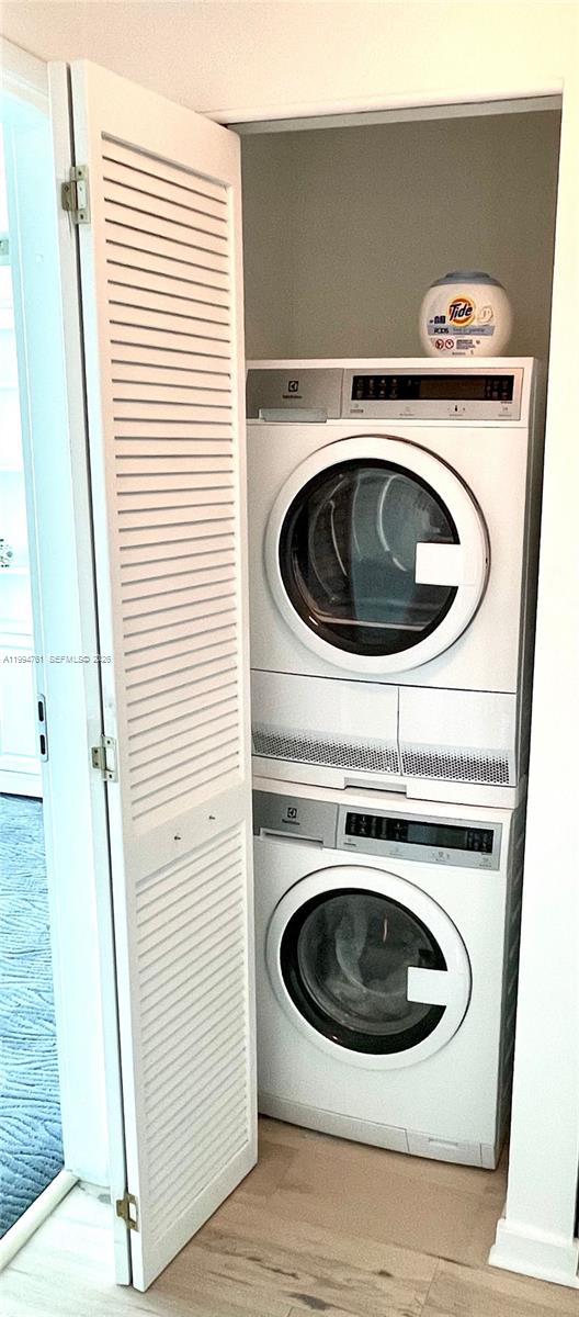 MET 1 CONDO - Residential Lease