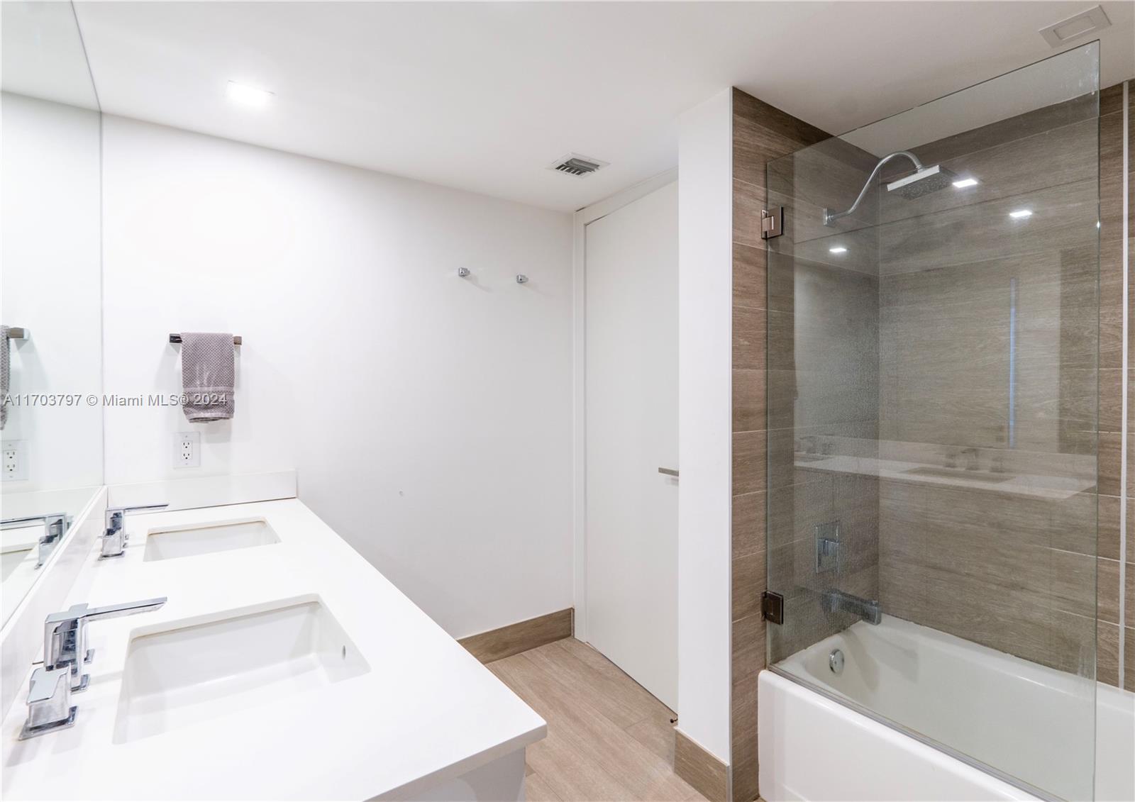 THE METROPOLITAN CONDO - Residential Lease