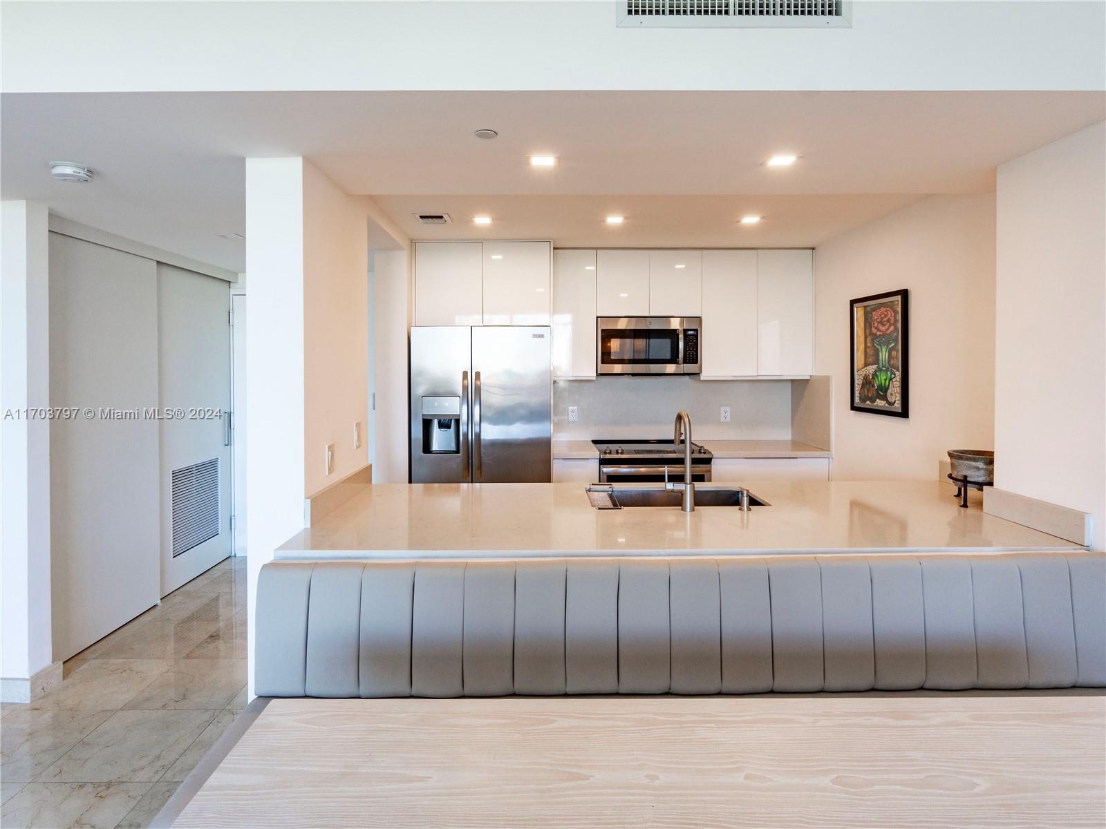 THE METROPOLITAN CONDO - Residential Lease