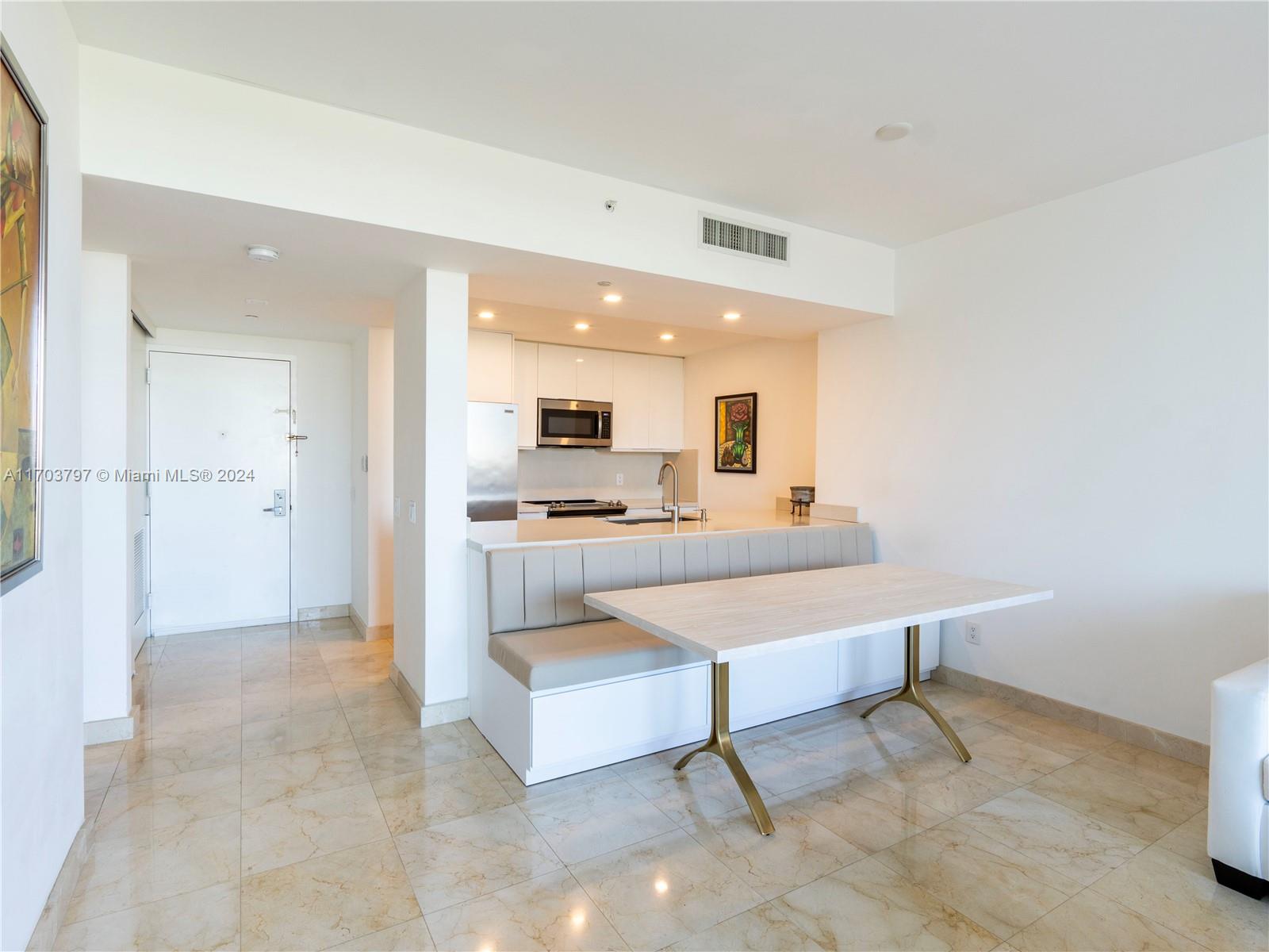 THE METROPOLITAN CONDO - Residential Lease