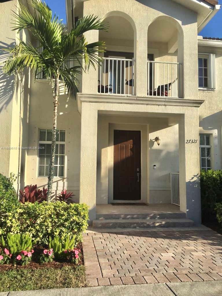 Beautiful townhouse in Homestead. Well maintained property features and spacious bedrooms.
Located in a quiet community close to shopping, dining, parks and with easy access to Turnpike