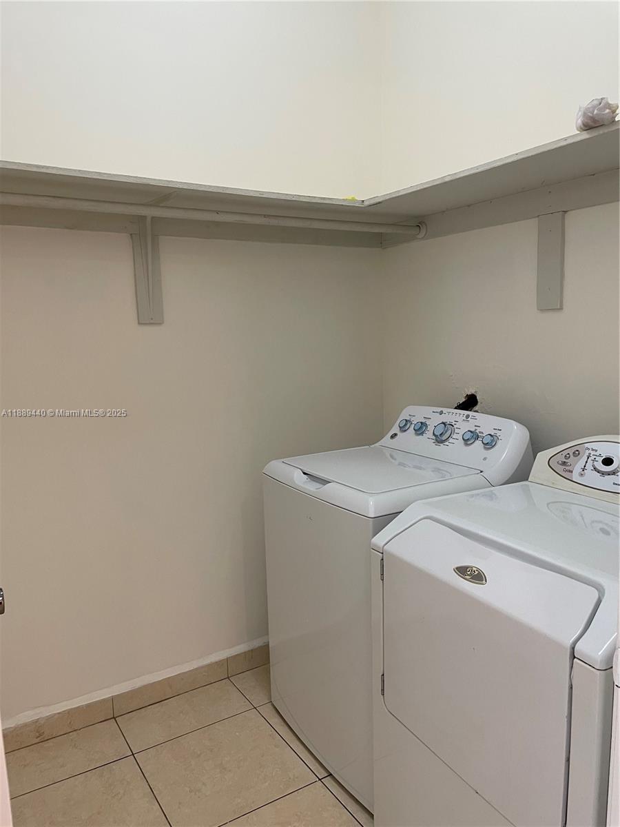 OAK PLACE PHASE I - Residential Lease