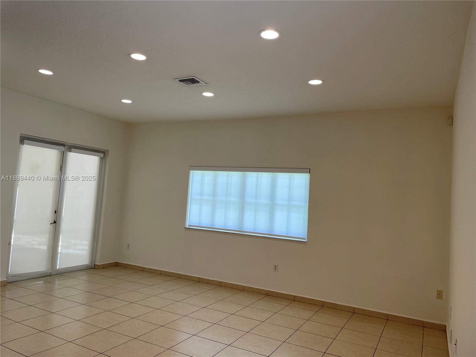 OAK PLACE PHASE I - Residential Lease