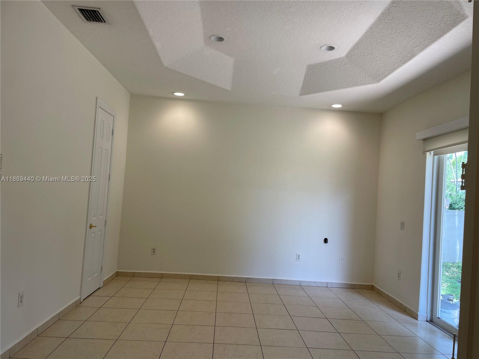 OAK PLACE PHASE I - Residential Lease