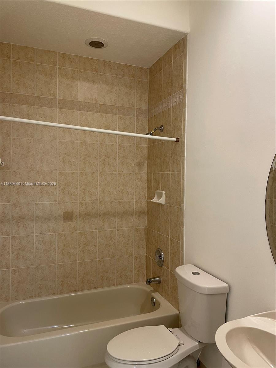 OAK PLACE PHASE I - Residential Lease