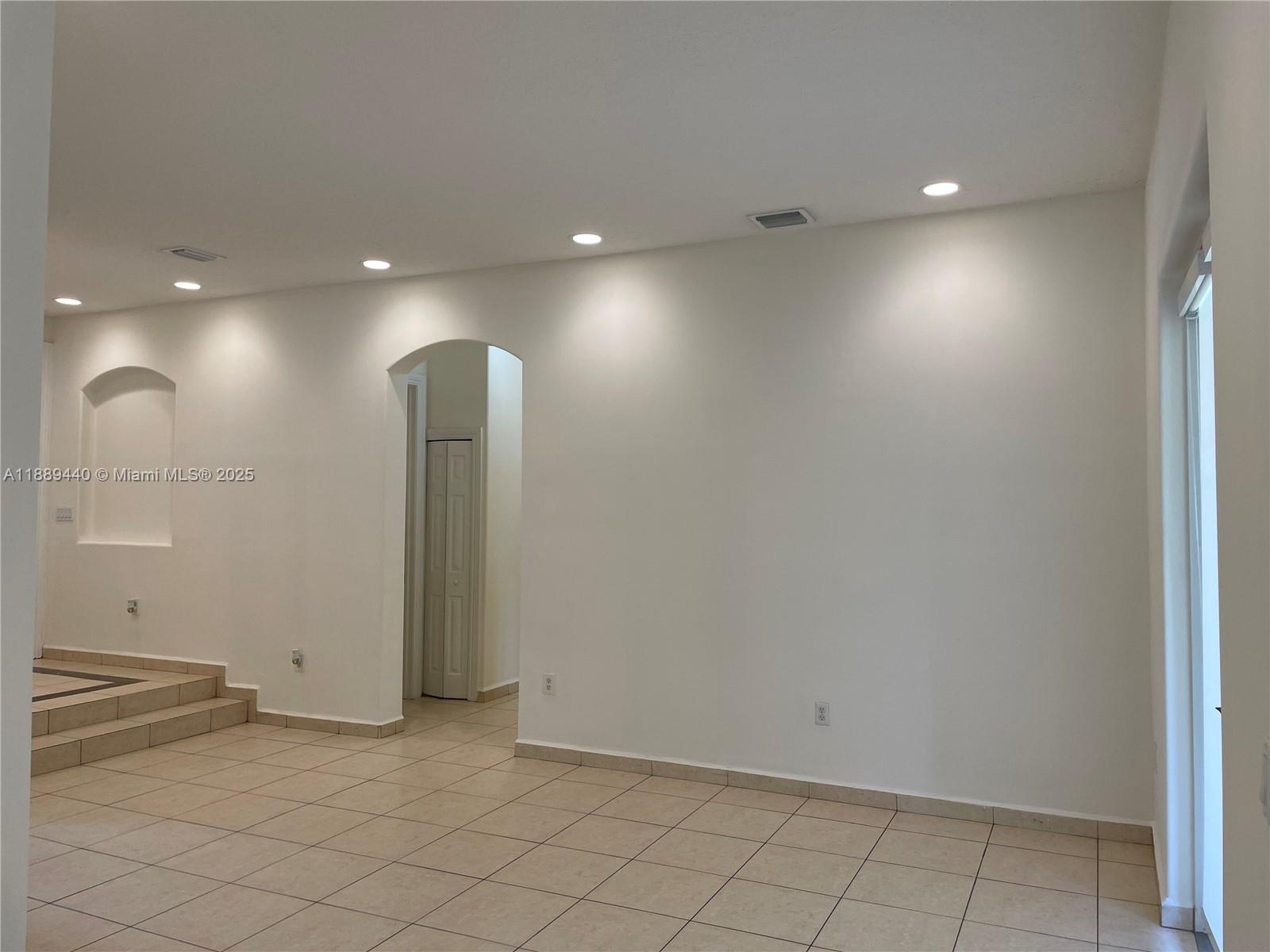 OAK PLACE PHASE I - Residential Lease