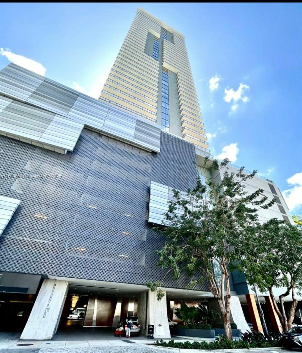 Beatiful 3 bedroom + 3 full bathrooms (2 in suite) + 1/2 bath unit at luxurious tower The Reach at Brickell City Centre. Spacious living and dinig room with modern open kitchen. Great master bedroom with walking closet + 2 bedrooms. Bosch appliances. Assigned Parking #327. Great amenities: on site concierge service, 24 valet parking service, secure garage, fitness center, library, kids playroom, spa, and much more.
TENANT OCCUOIED LEAVING ON OCTOBER 31st 2025.