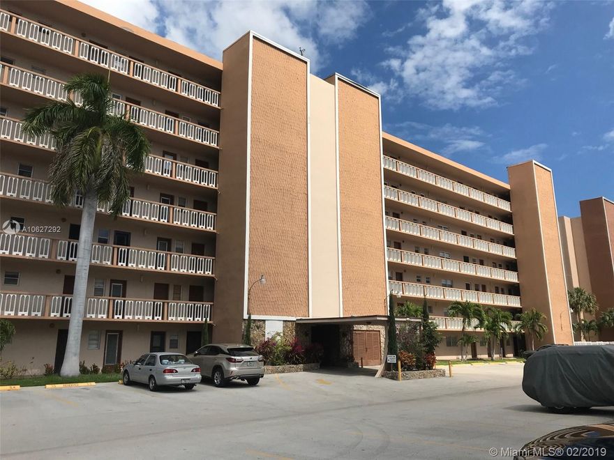 GREAT OPPORTUNITY A PENTHOUSE UNIT IN A GREAT BUILDING. LOCATION COULD NOT BE BETTER: 2 MIN FROM THE WORD FAMOUS GULFSTREM RACETRACK & CASINO. STEPS AWAY FROM LOCAL DINING, SHOPPING, NIGHT LIFE AND THE BEACH. GOING 5 MIN SOUTH YOU ARRIVE IN THE FAMOUS AVENTURA MALL. ONCE IN THE PROPERTY YOU WILL HAVE A BEAUTIFUL POOL, CLUBHOUSE AND NEW FRIENDS. THE CONDO IS NICE AND CLEAN