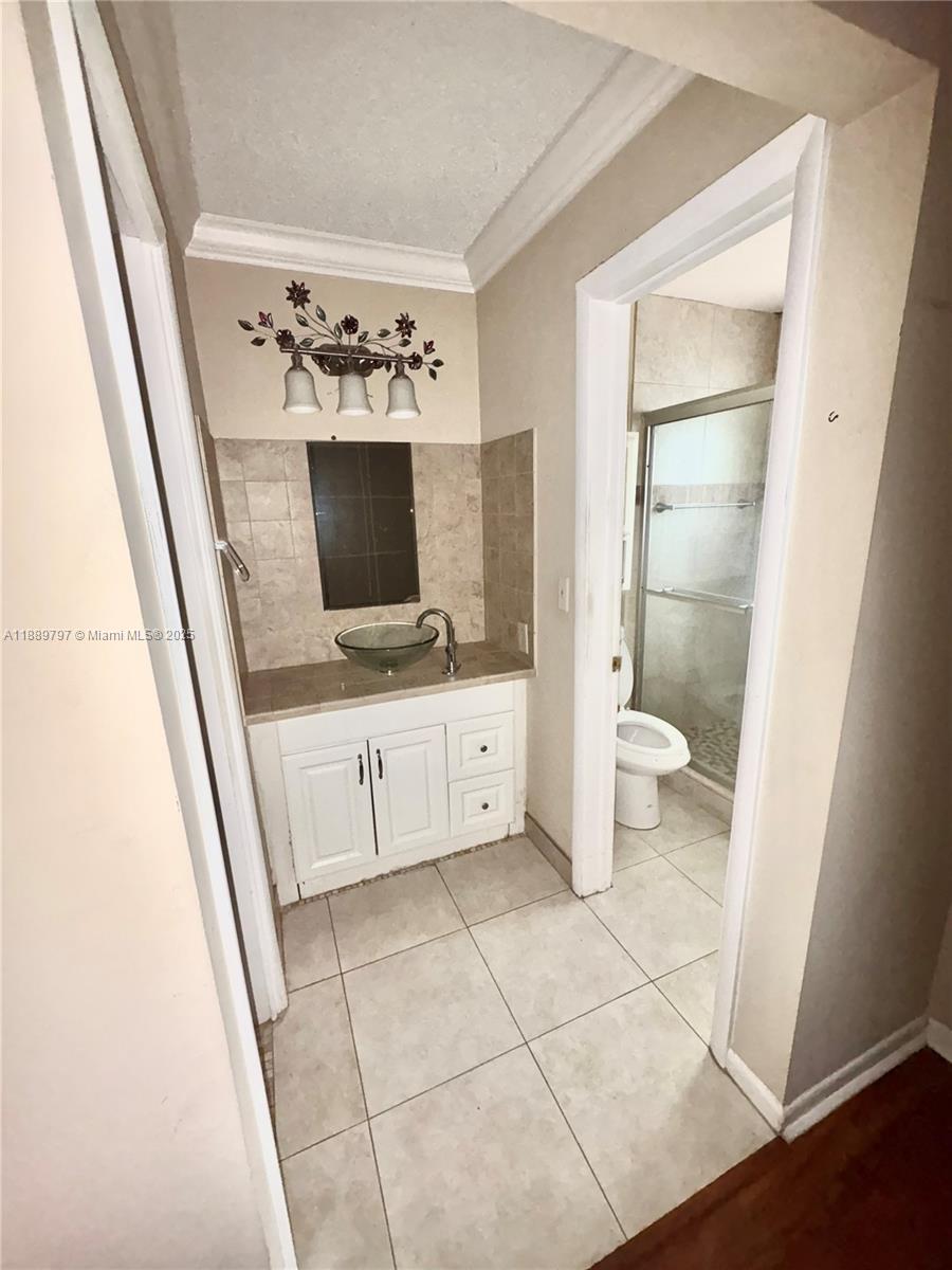 OAK HILLS CONDO NO V - Residential Lease