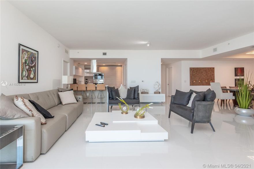 Beautiful apartment for rent with amazing views of the bay, intracoastal, 2 Bedrooms and 3 full bathrooms. White porcelain floors, cabinetry, high end appliances, Italian closets, high ceilings, 1 parking space + Valet Parking .. Amenities such as spinning classes, billiards, gym, spa, swimming pool, business center and luxury marina that offers boat clubs and large yacht slips. READY TO MOVE IN!!