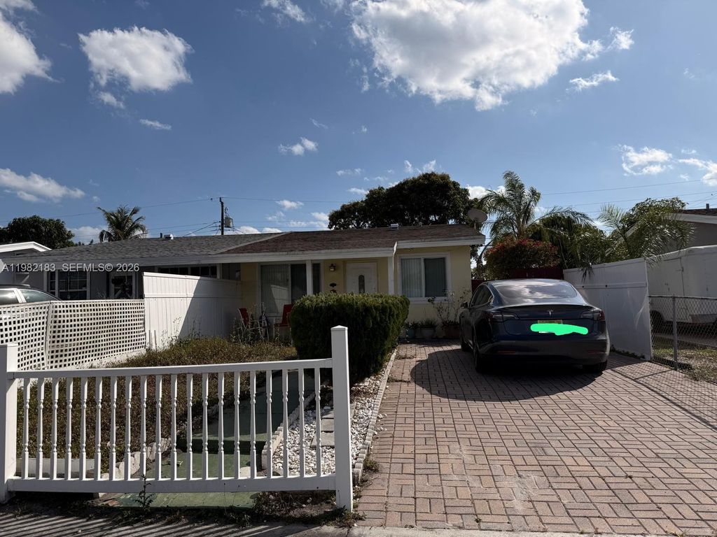 Photo of 310 NE 58th St #B, Oakland Park, FL 33334 (MLS # A11982183)