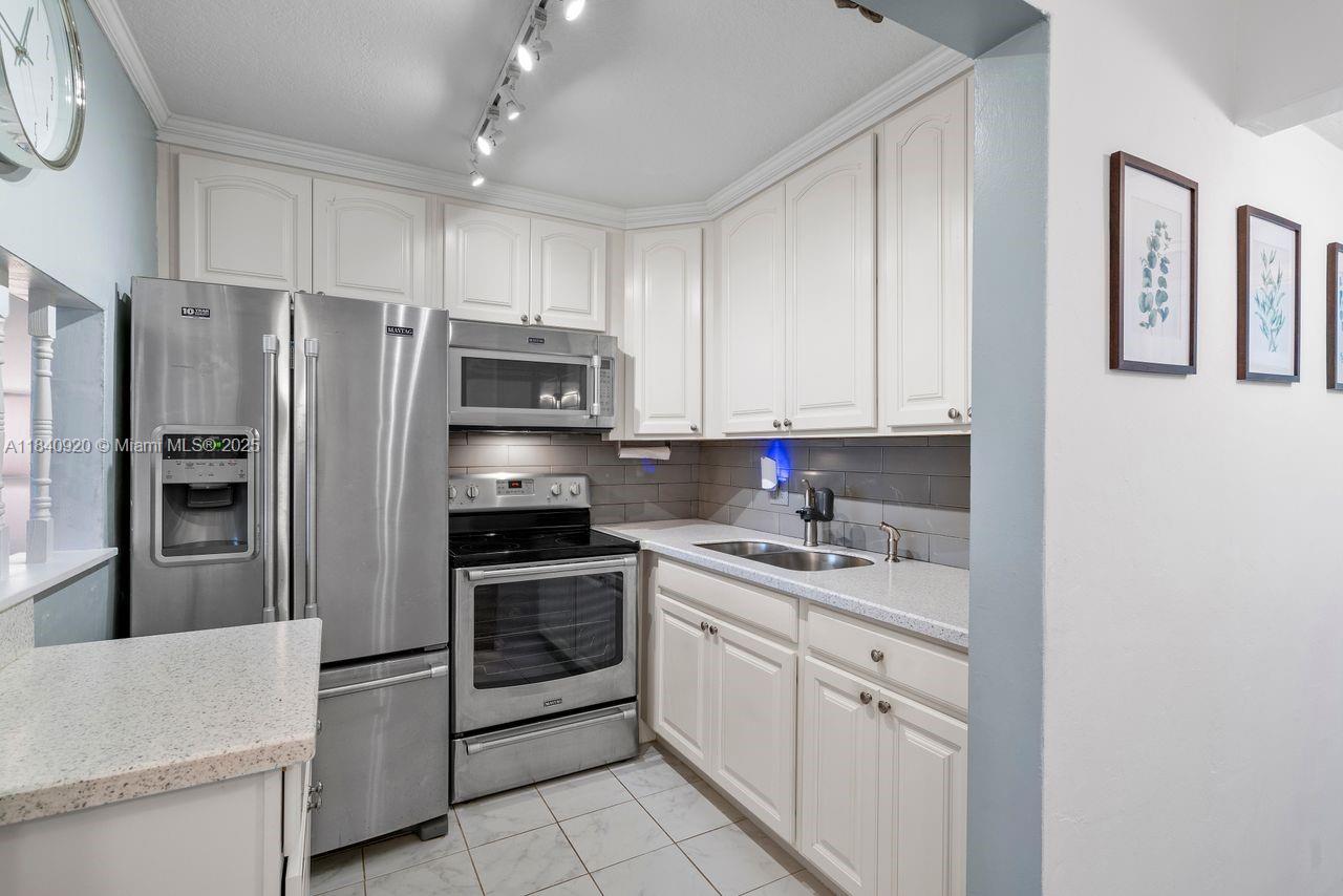 3360 Lake Osborne Dr 104, Lake Worth, FL, 33461/$100,000 3 3360 Lake Osborne Dr 104