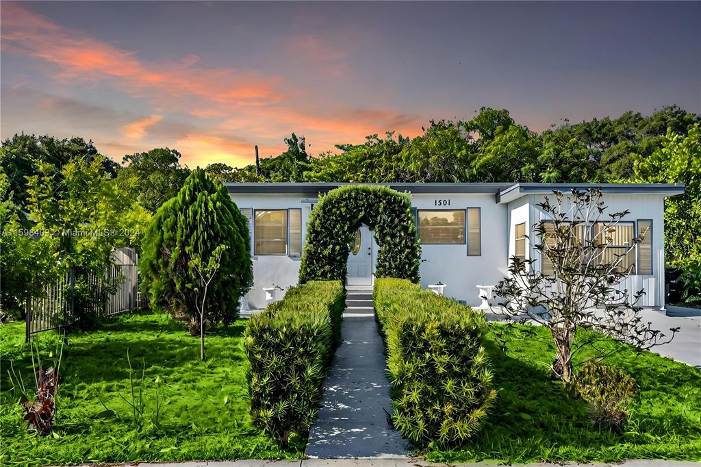 Photo of 1501 N 18th Ave N, Lake Worth, FL 33460 (MLS # A11598403)