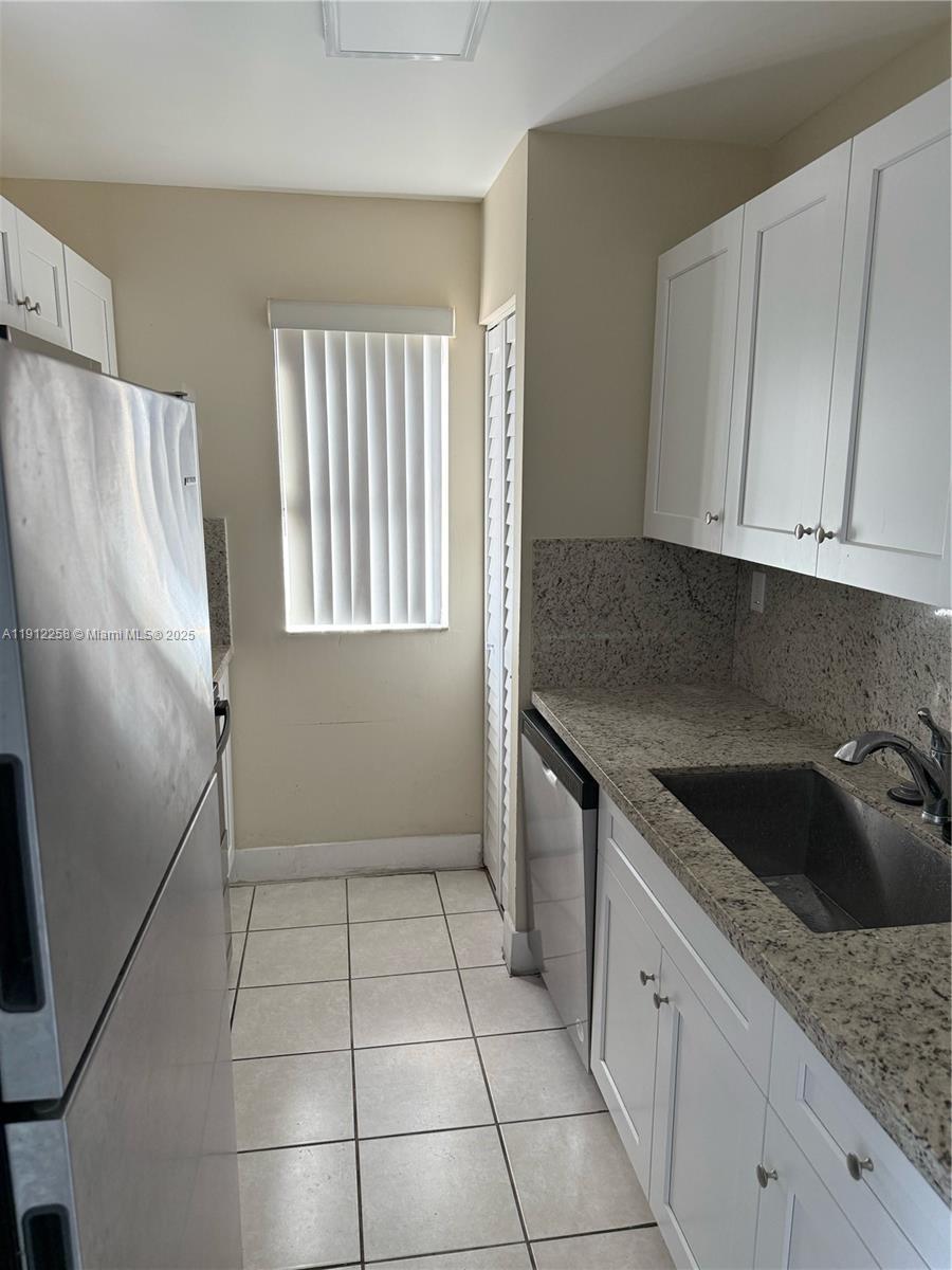 THE COURTS AT KENDALL CON - Residential Lease