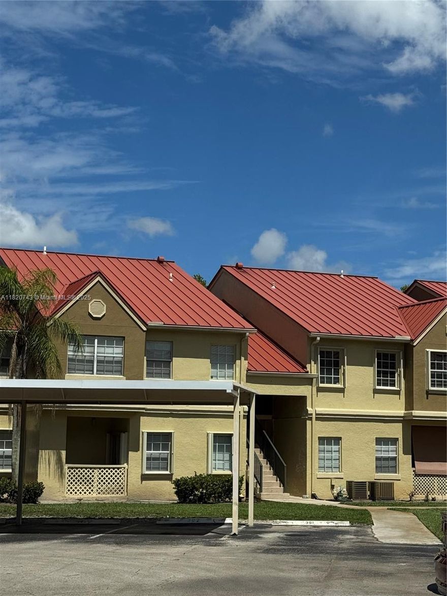 CORNER UNIT IN A GREAT  LOCATION CLOSE TO EXPRESWAY , PUBLIC TRANSPORTATION, SCHOOLS , SHOPPING CENTERS.. REMODELED KITCHEN W/ GRANITE COUNTERTOPS, WASHER AND DRYER INSIDE THE UNIT, STORAGE ROOM, NEW METAL ROOFING....EASY RENTING. ...It IS A GATED COMMUNITY WITH   MANY AMENITIES MORE ( POOLS. GYM ..)---EASY TO SHOW !!!!