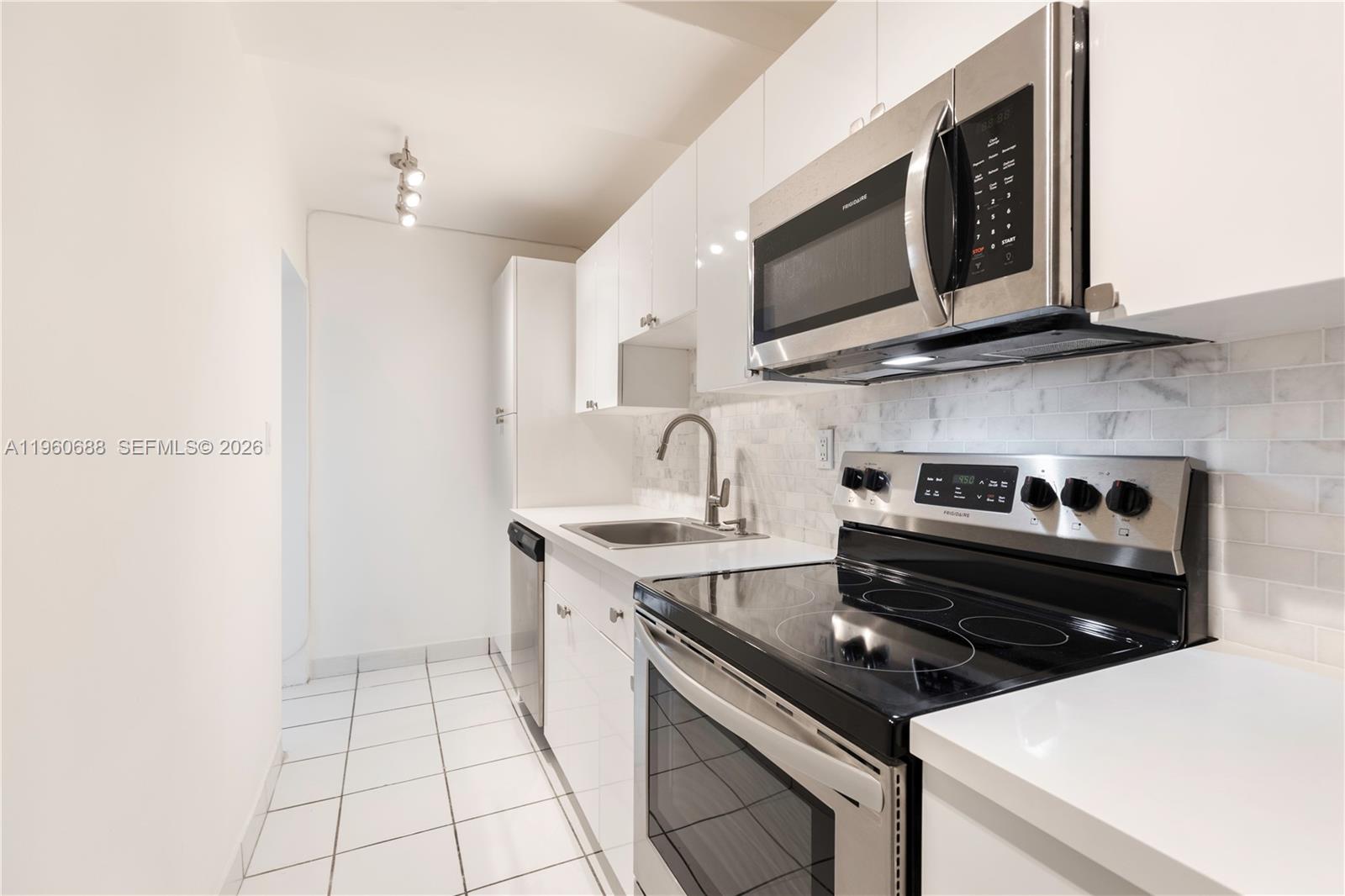 100 Lincoln Rd 307, Miami Beach, FL, 33139/$299,900 3 100 Lincoln Rd 307