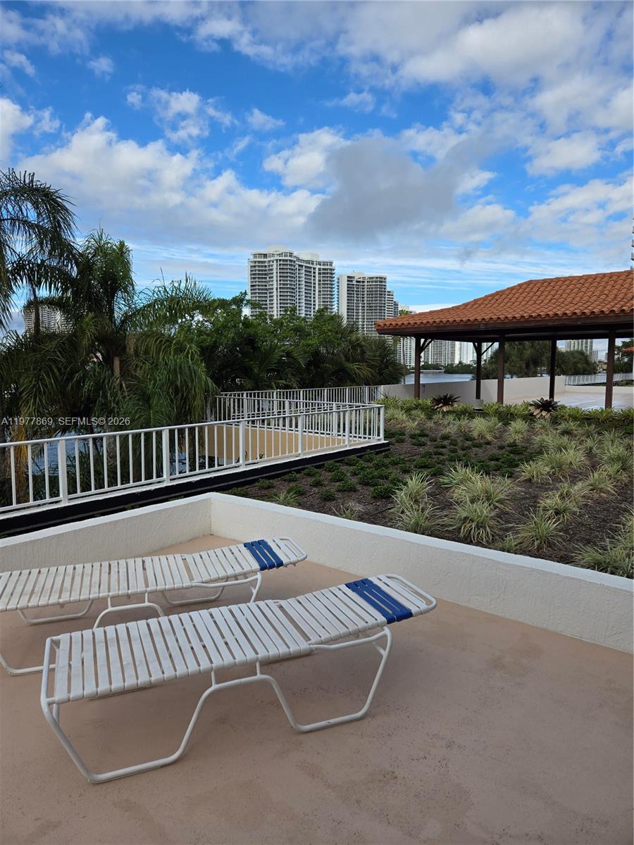 WINSTON TOWERS 700 CONDO - Residential