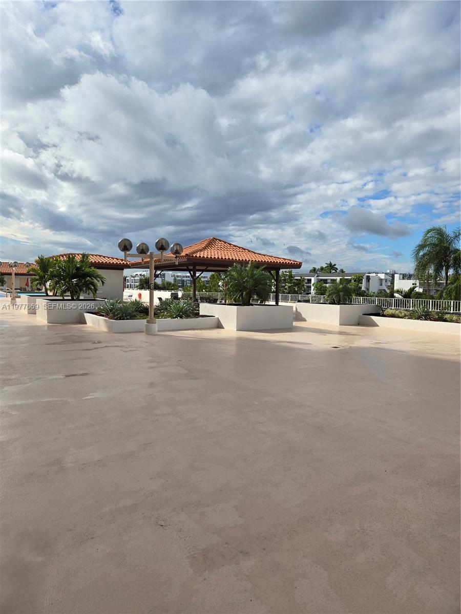 WINSTON TOWERS 700 CONDO - Residential