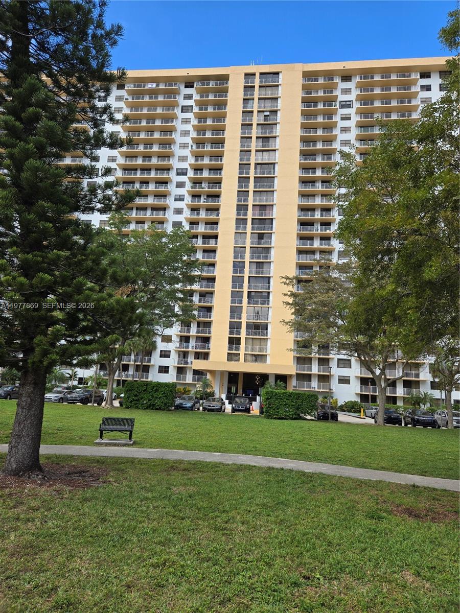 WINSTON TOWERS 700 CONDO - Residential