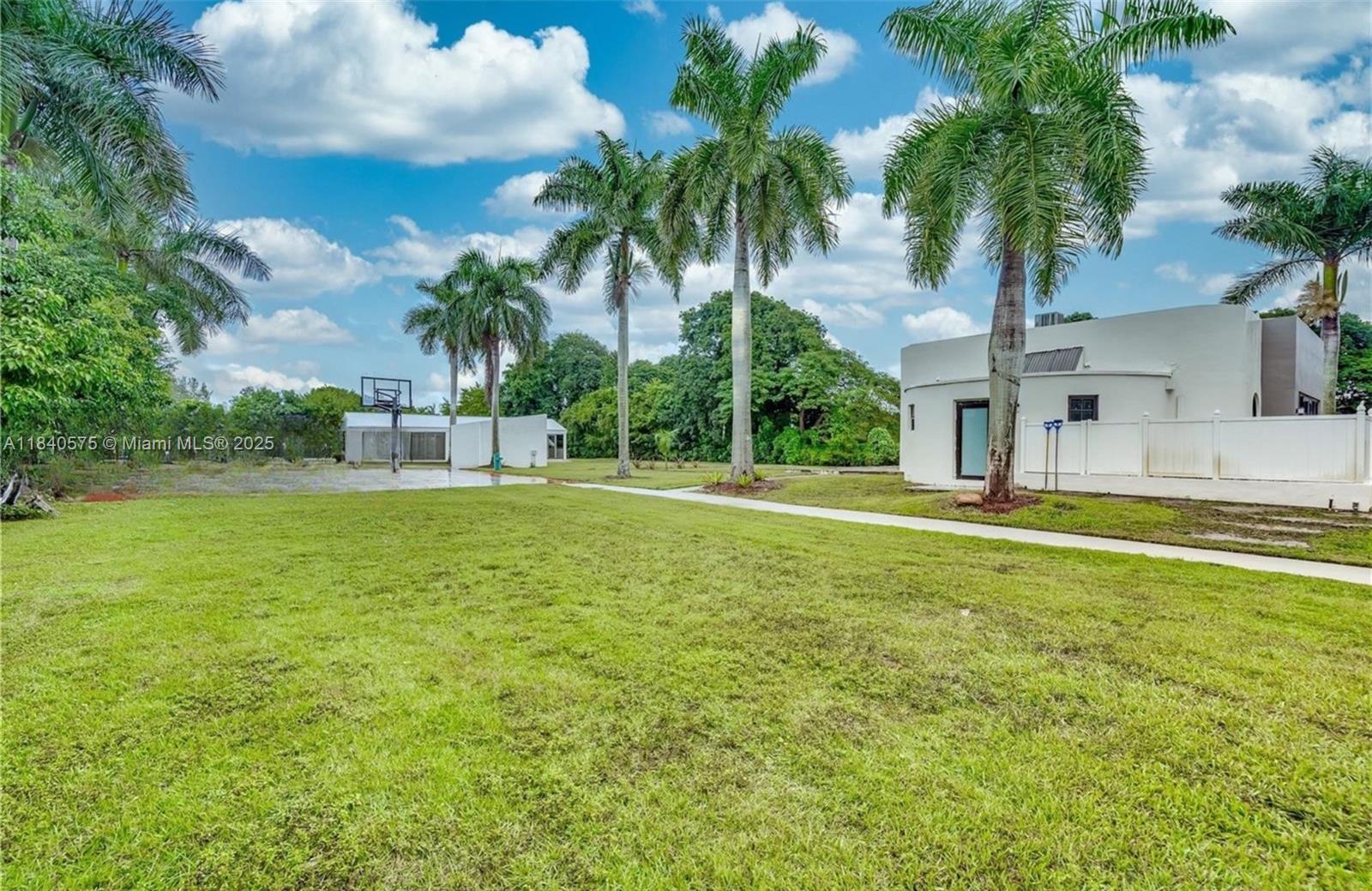 14401 Sunset Ln