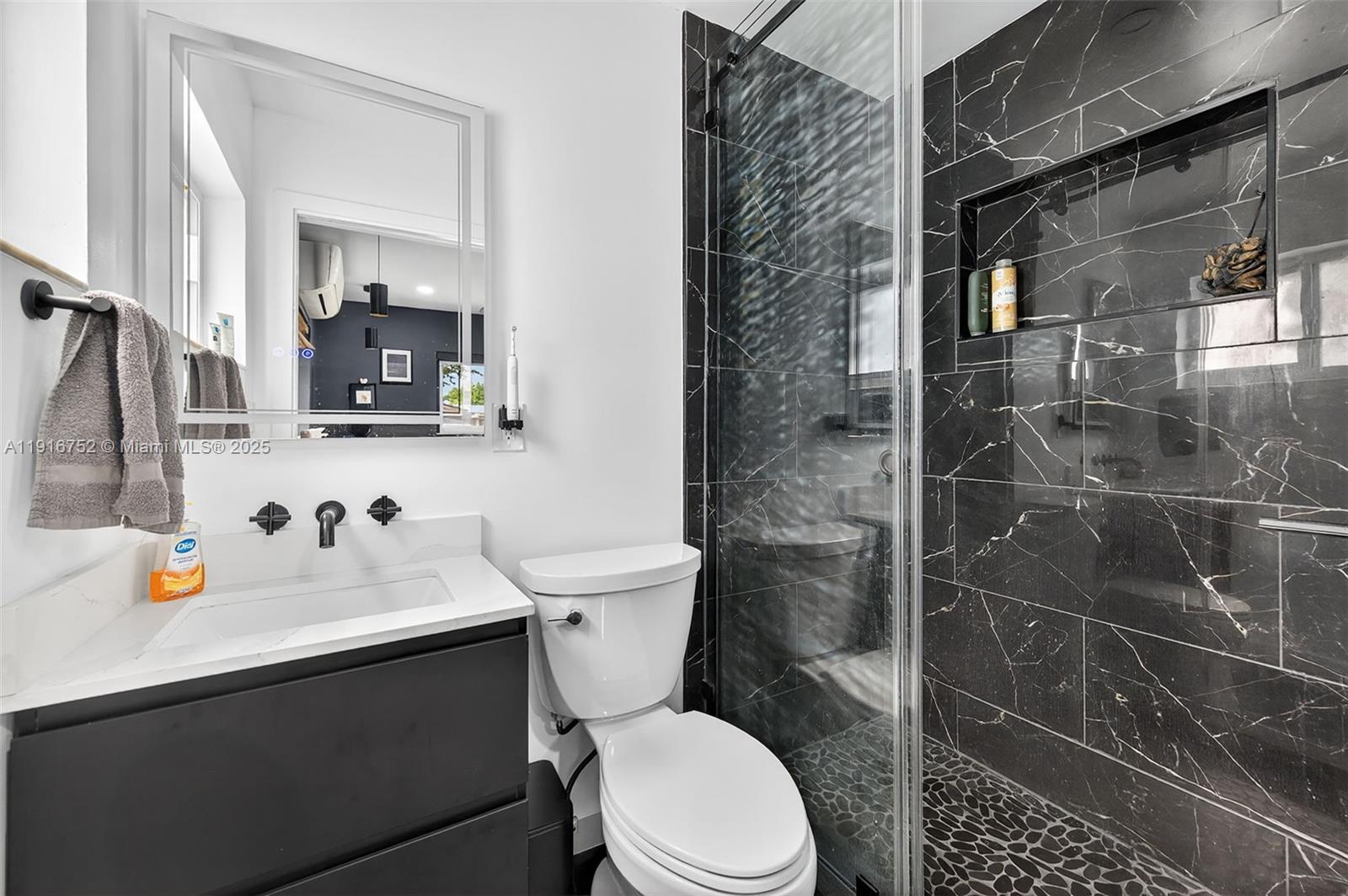 PALM LANE VILLA NO 3 - Residential