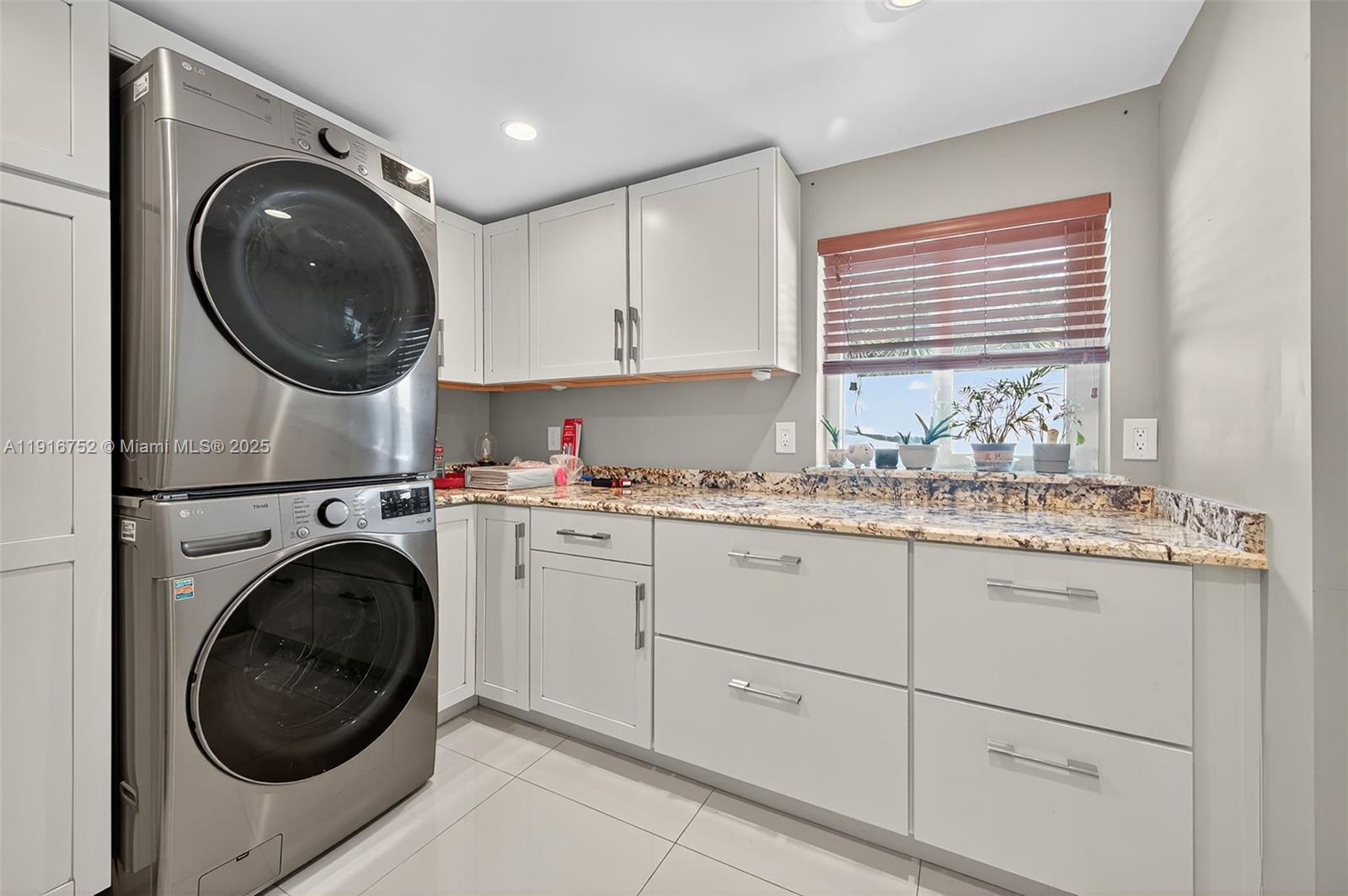 PALM LANE VILLA NO 3 - Residential