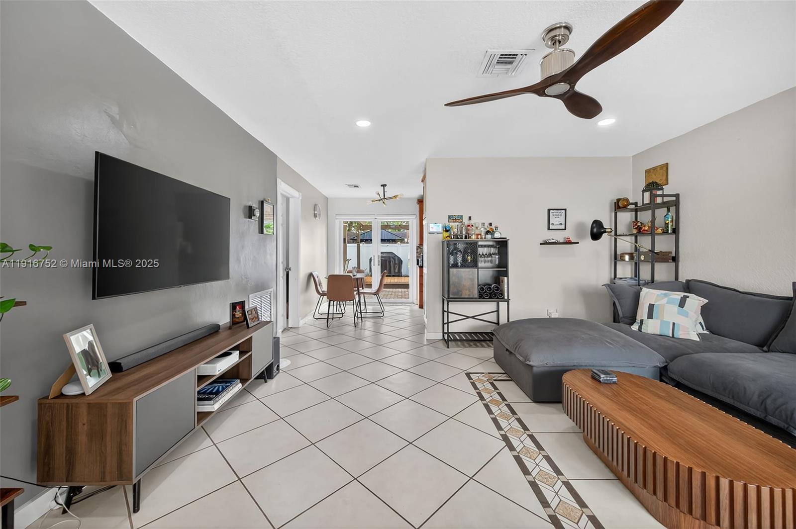 PALM LANE VILLA NO 3 - Residential