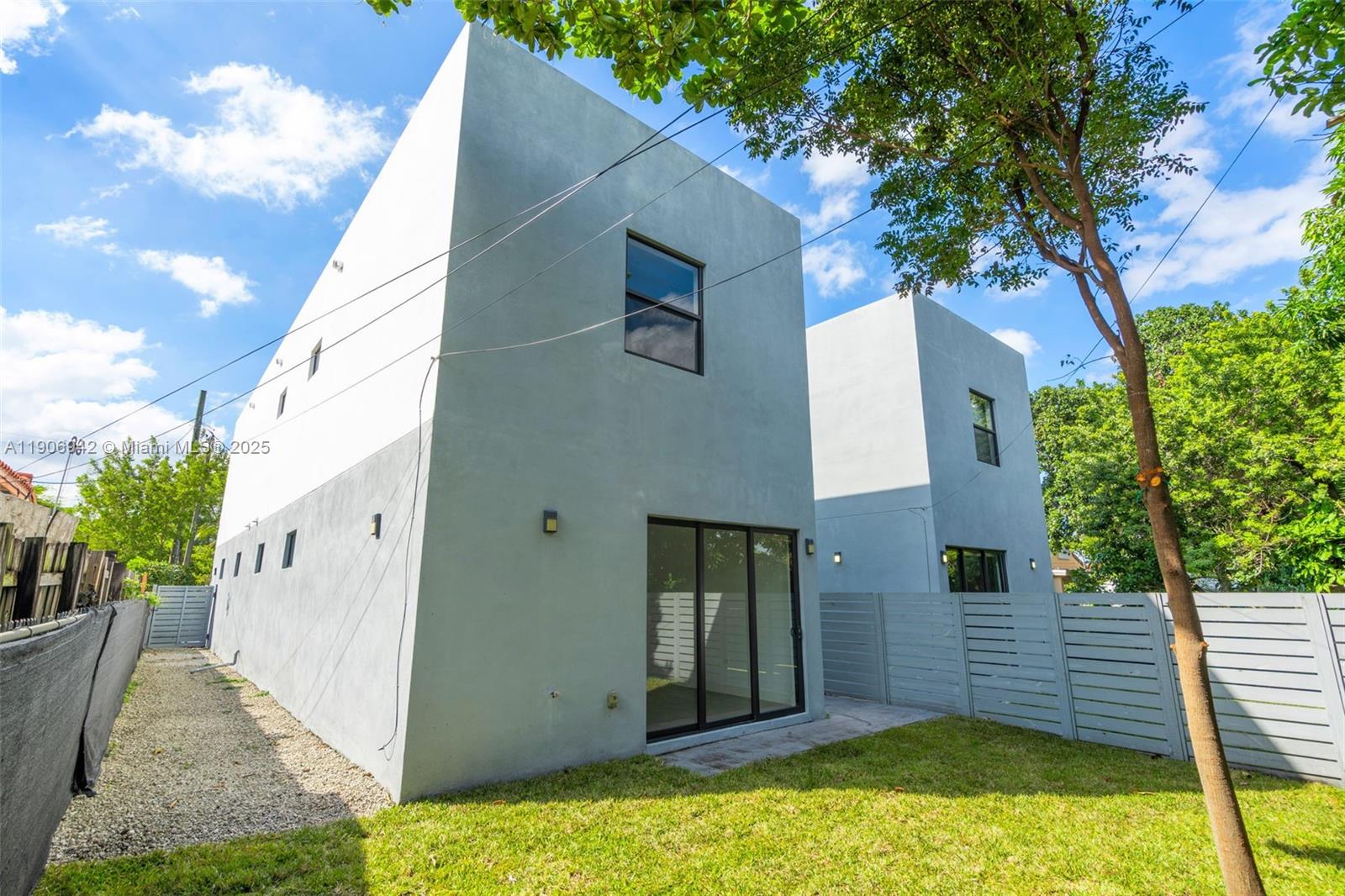 12TH ST MANORS SEC 3 - Residential