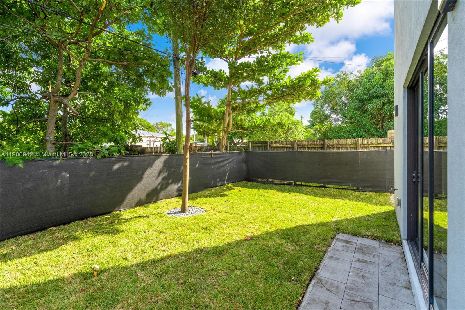 12TH ST MANORS SEC 3 - Residential